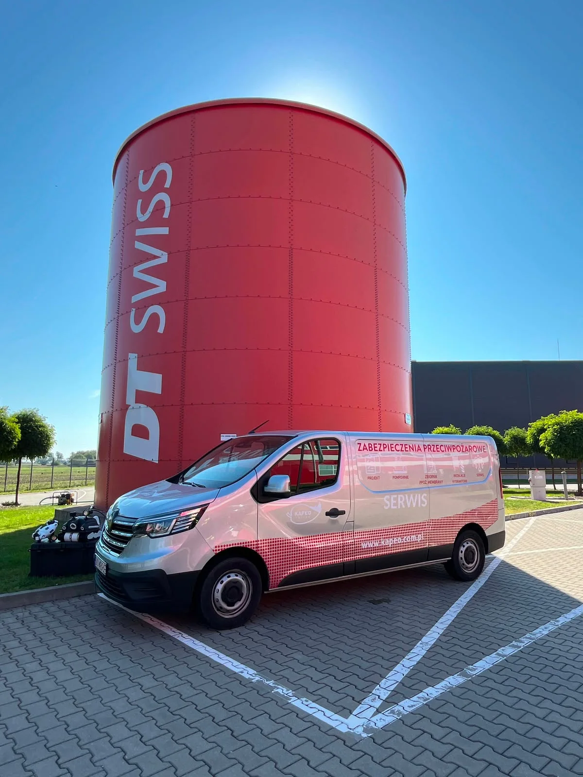 Samochód serwisu instalacji przeciwpożarowych KAPEO przy zbiorniku DT Swiss